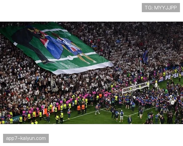 现场报道：国米球迷用巨型Tifo展示球队跑动热图，致敬球员拼搏精神